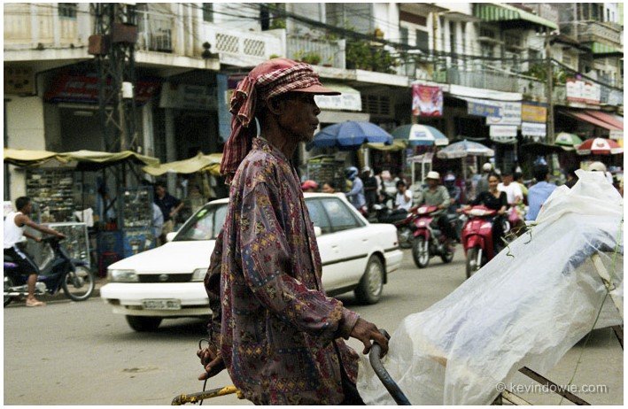 Cyclo driver with distracting background